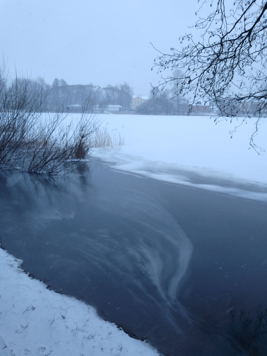 Сказочный узор на снежно-ледяной смеси