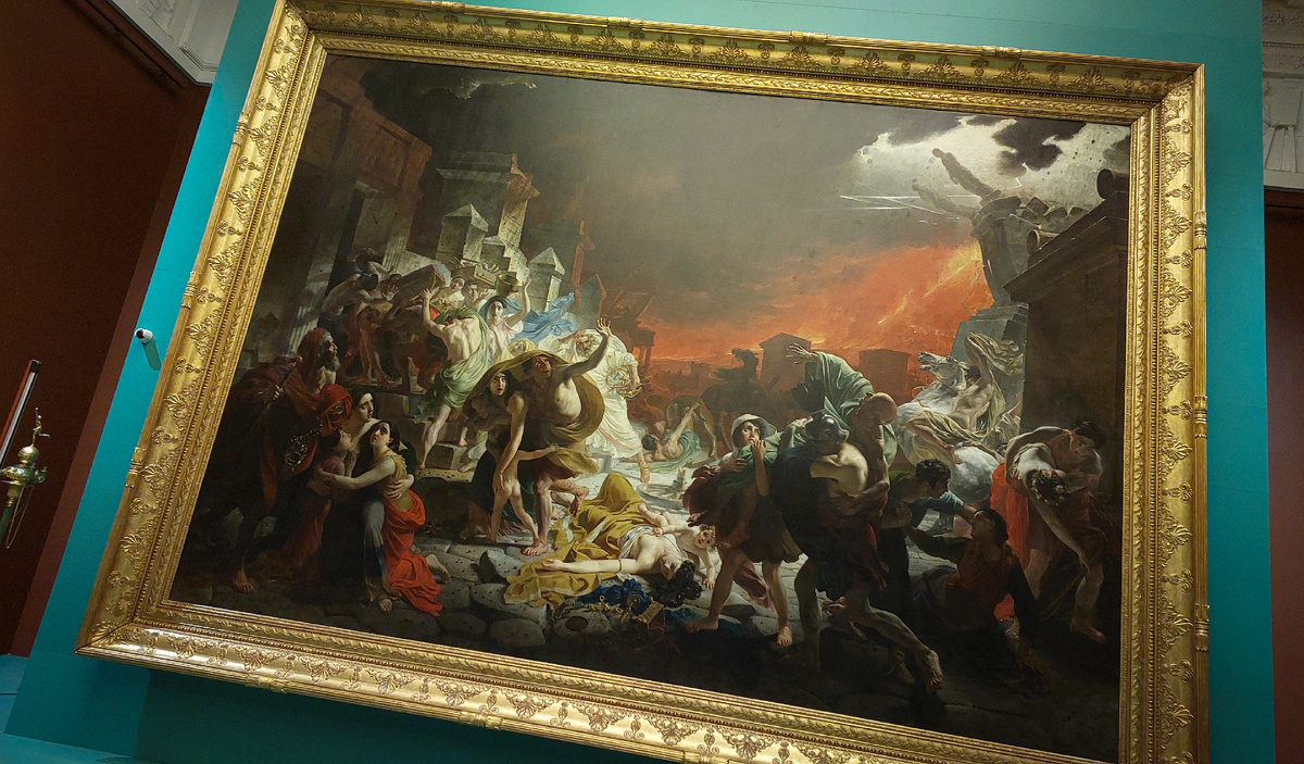 Реставрация - это здорово и, несомненно, нужная вещь, но трещинки лака данному сюжету добавляли драматизма по-моему)
А что за полоса поперек - вообще не поняла( Здесь не очень видно, но если приглядеться, то и на фото заметно: горизонтально идет, через все полотно, чуть ниже центральной оси...