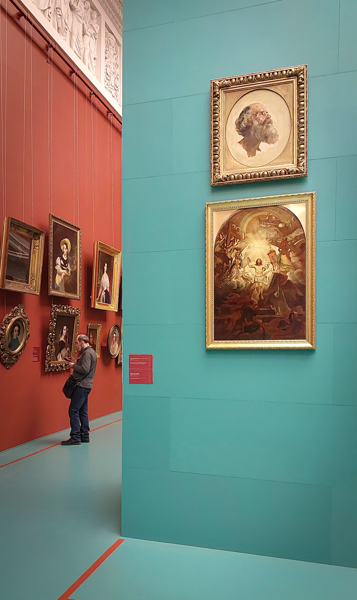 Выкрасы стен экспозиционного пространства были одним из интригующих моментов выставки. Такого прям вау-эффекта не ощутила, но в целом очень органичное, благородное цветовое сочетание, которое большинству работ Брюллова к лицу) И, конечно, выделяют временную экспозицию на контрасте с бледными серо-розовыми и т.п. оттенками постоянной.