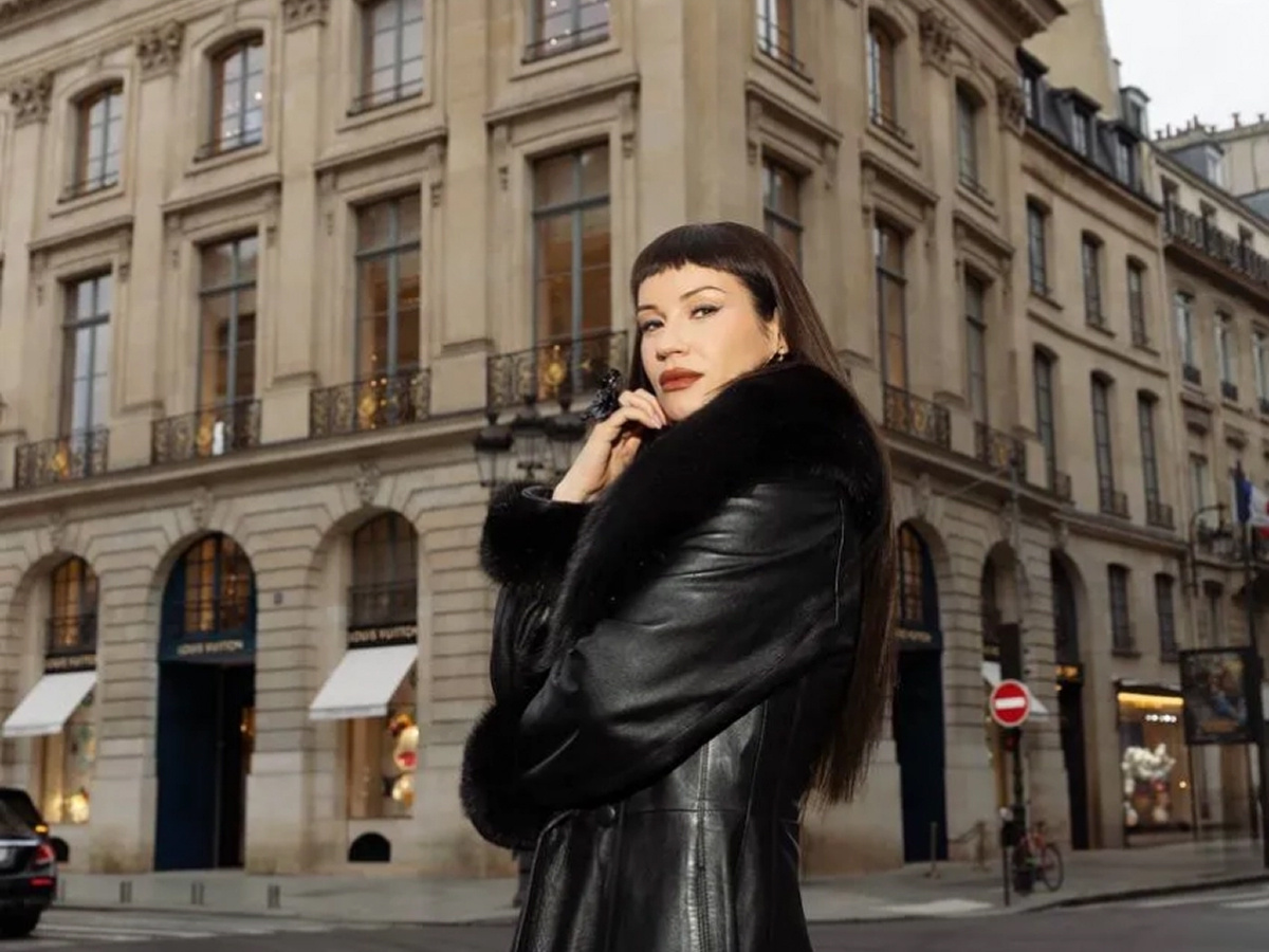 Ида галич позирует на улицах Франции