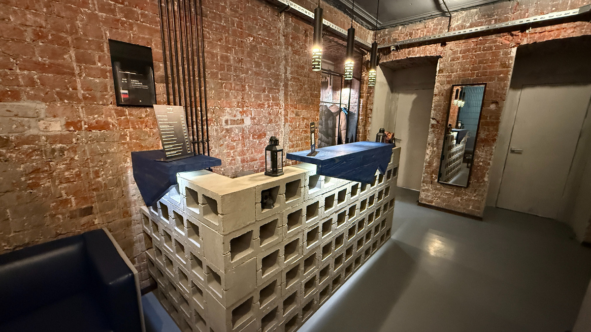 Интерьер салона у ресепшн