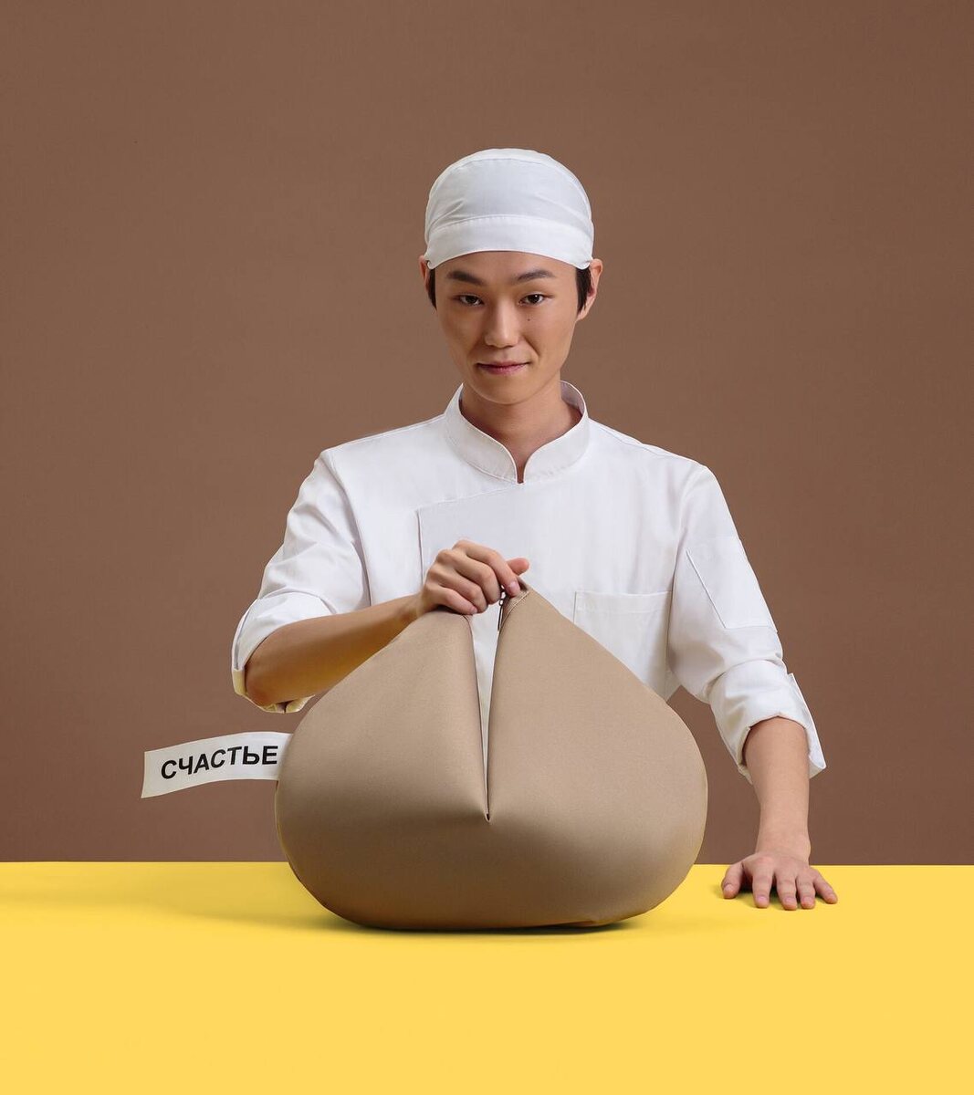 Агентство Otvetdesign представило новогодние подарки для Illan Communications, вдохновлённые печеньем с предсказаниями