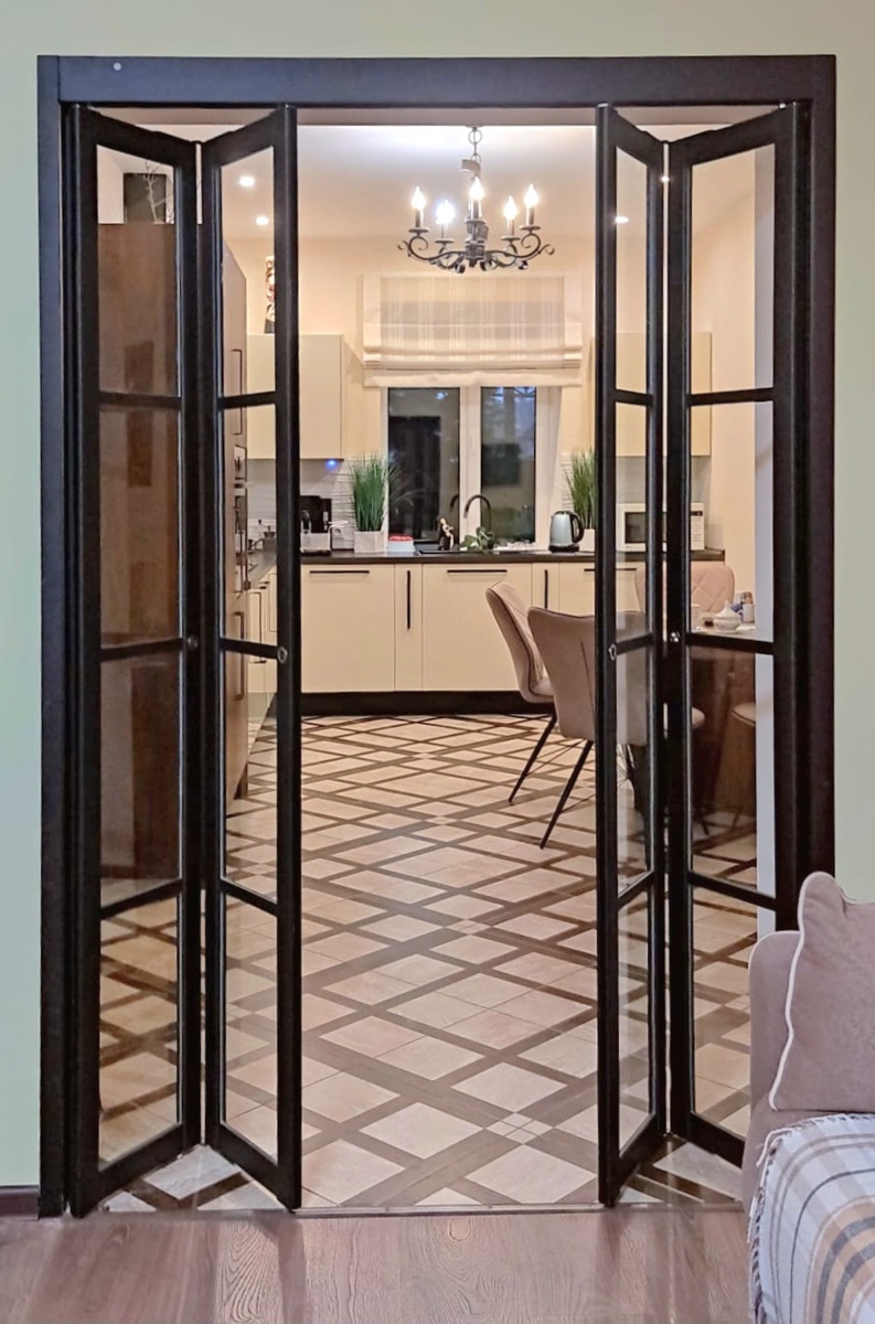 Мы на рынке раздвижных систем с 2002 года. Производим раздвижные перегородки,  прямые и радиусные. И всего 4 года назад обнаружили,  что на рынке есть спрос и на складные двери и перегородки.  Отреагировали,  конечно.  Наладили производство.  Народу нравится. 