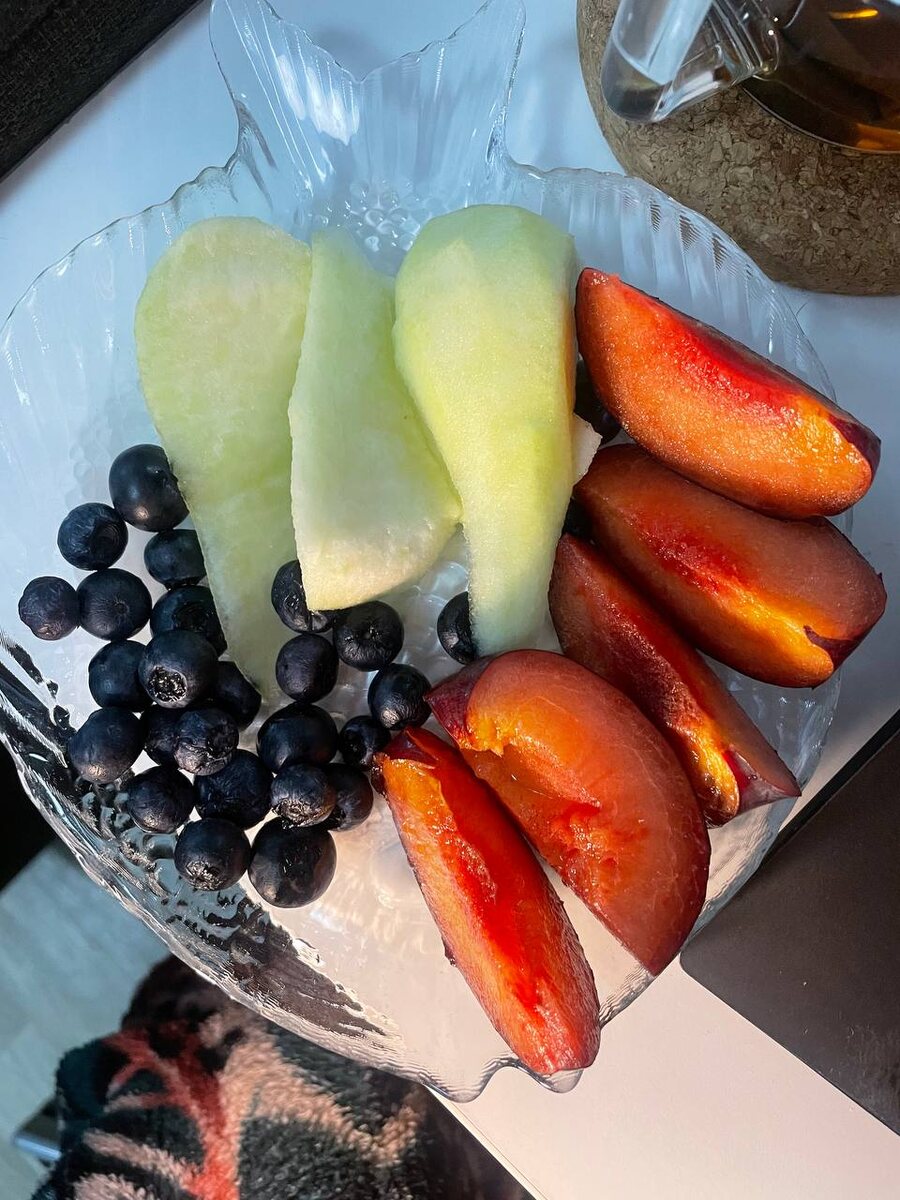 Растения, которые мне нравятся на вкус: груша, слива, голубика. Немного заменяют шоколад и другие сладости. Обогащают микробиом и вообще рацион.