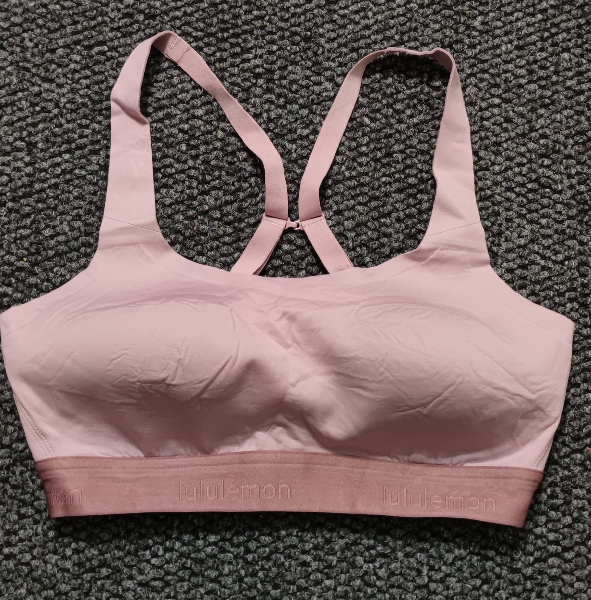 У меня на фото он помятый, но как ни странно, оказался мой размер и мой любимый цвет, да ещё и со всеми их длиннющими бирками в новом состоянии, поэтому решено было брать. 