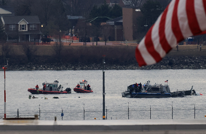   Поисково-спасательные группы работают возле Национального аэропорта имени Рональда Рейгана в Вашингтоне после столкновения самолета American Airlines, выполнявшего рейс 5342, и вертолета Black Hawk, упавших в реку Потомак в Арлингтоне, штат Вирджиния, США.Eduardo Munoz/Reuters