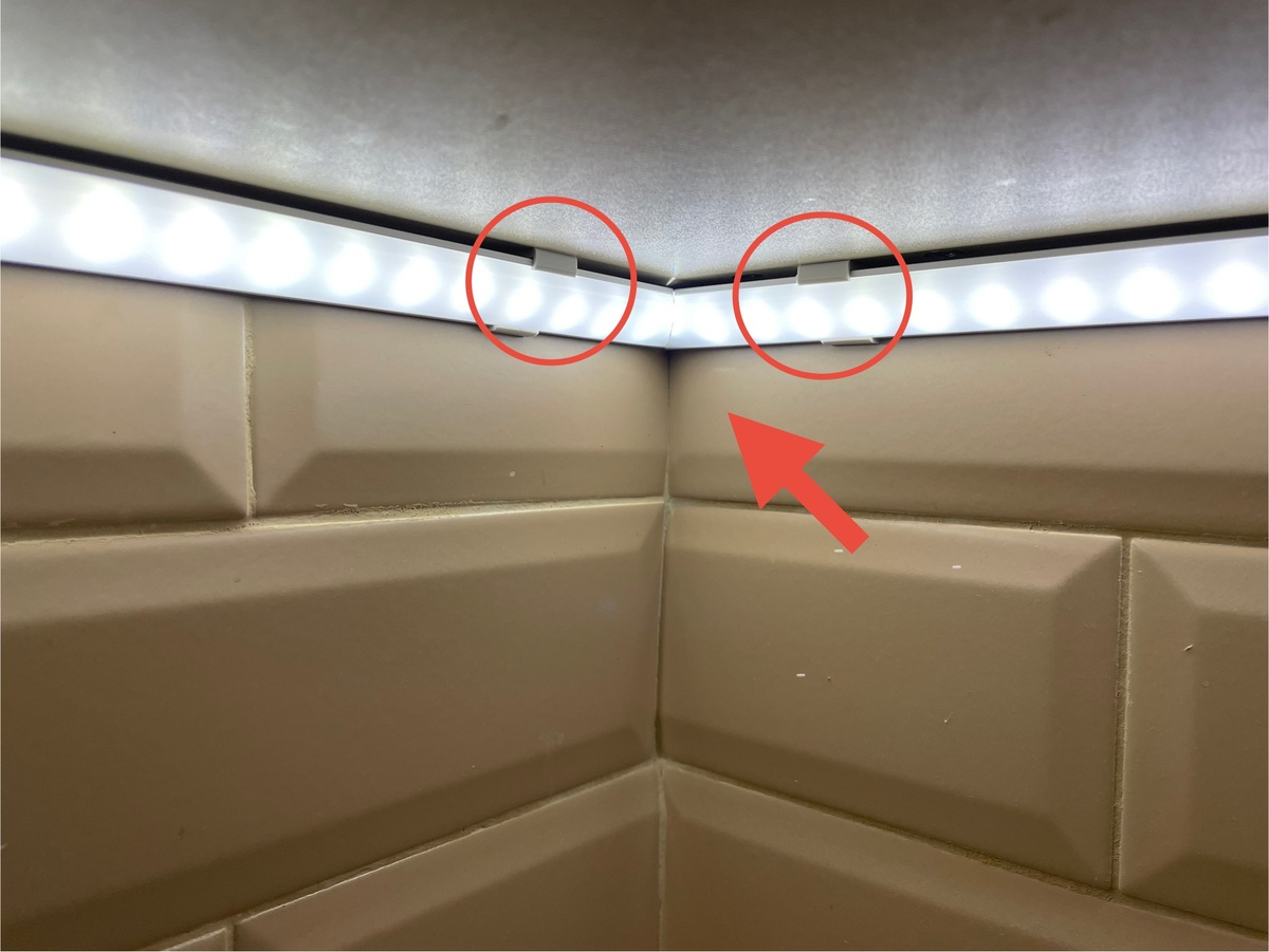 Пластмассовые крепления я выделил красными кружками. Угол (90 градусов) примыкания обозначил красной стрелкой. 