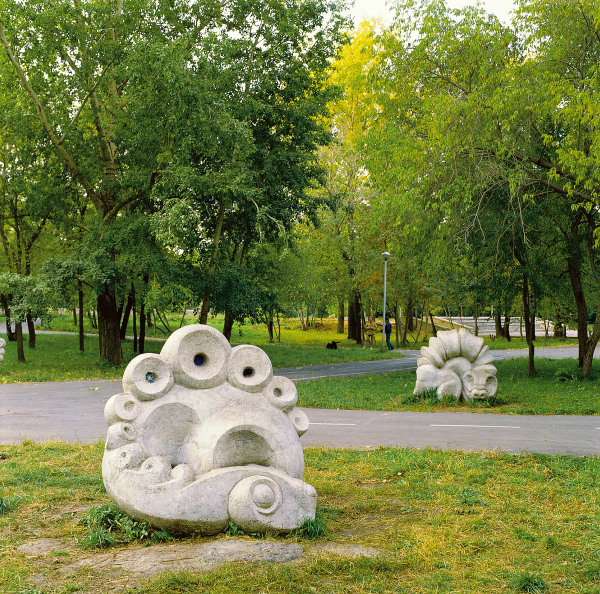 "Космические зверюшки" в сквере Алое поле г. Челябинск (1980-е годы) 