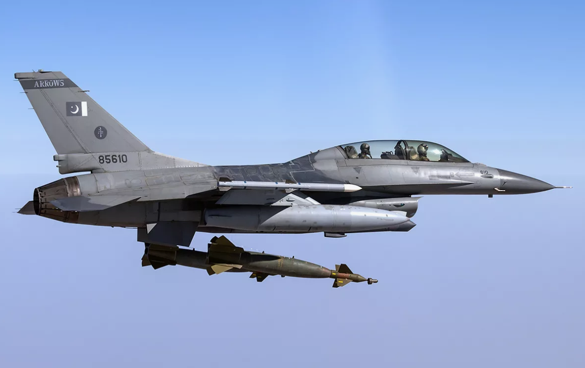 Двухместная верссия Ф-16 ВВС Пакистана, занятая в основном ударными функциями. Фото ВВС Пакистана.