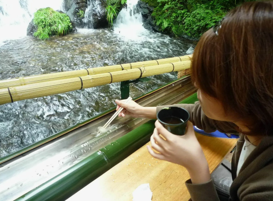 В некоторых ресторанах лапшая прямо быстро летит, едва успевай!