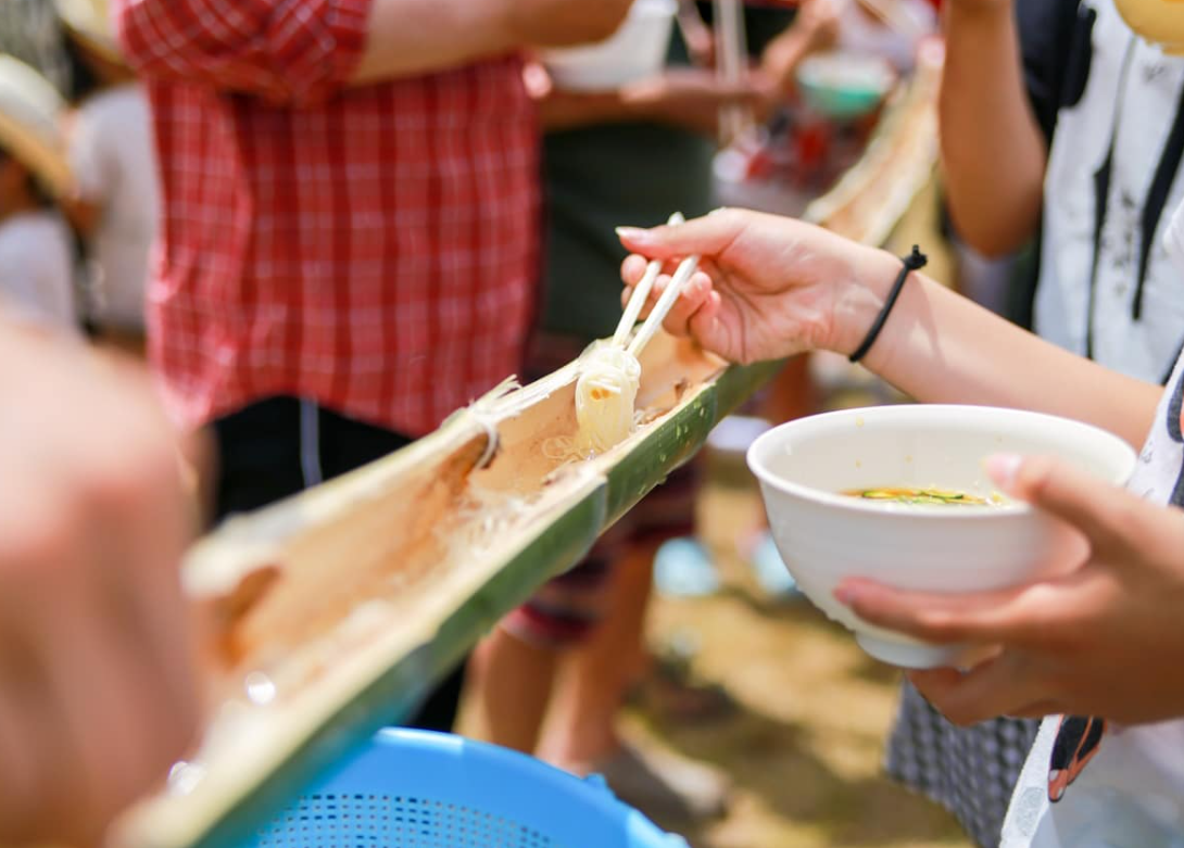 На фестивалях нагаси люди едят стоя