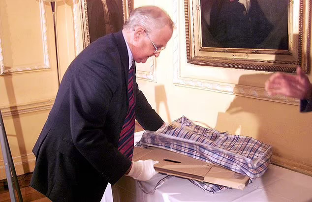 Майкл Чамтлер из юридической фирмы Farrer & Co с восстановленной картиной Тициана.