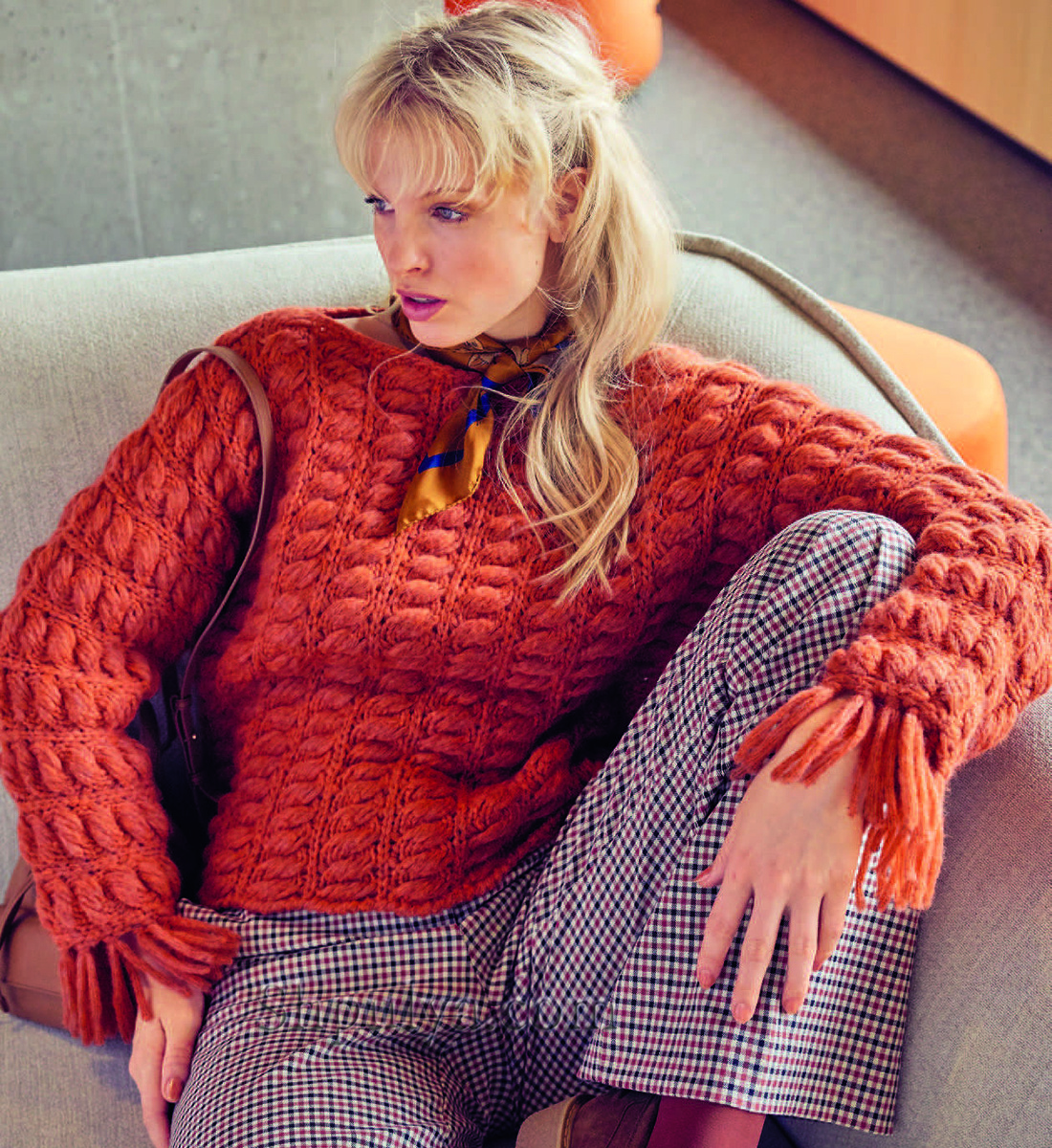 Терракотовый пуловер с бахромой