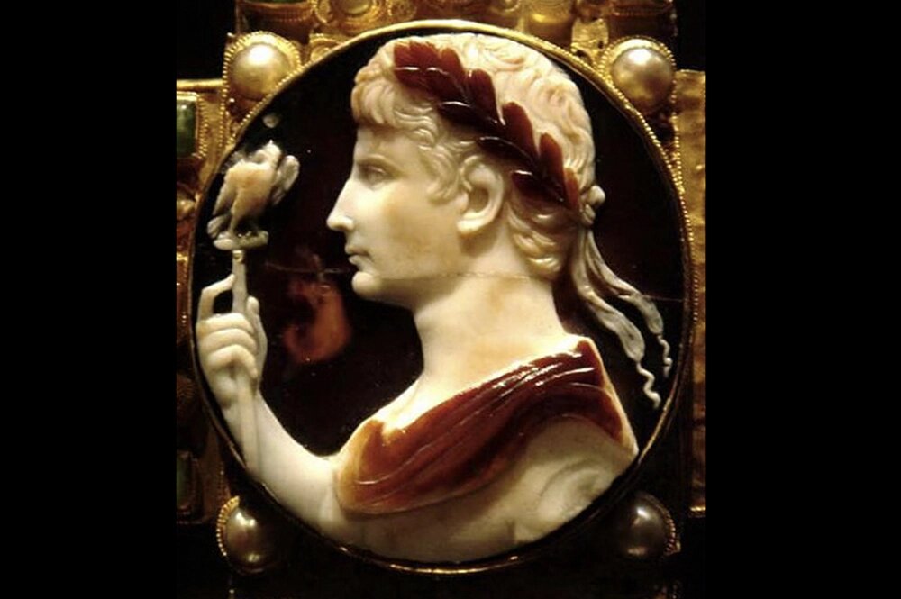    Лотарингский крест с камеей Августа. Источник: Public Domain