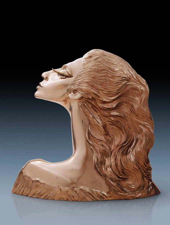 Скульптурный портрет "Майя" Бронза, золото. Скульптор Виктор Митрошин. Фото А. Соколов.