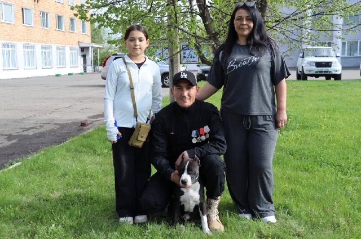     Сергей Салчак во время отпуска в родном Ермаковском с женой Алёной и дочерью Аминой.