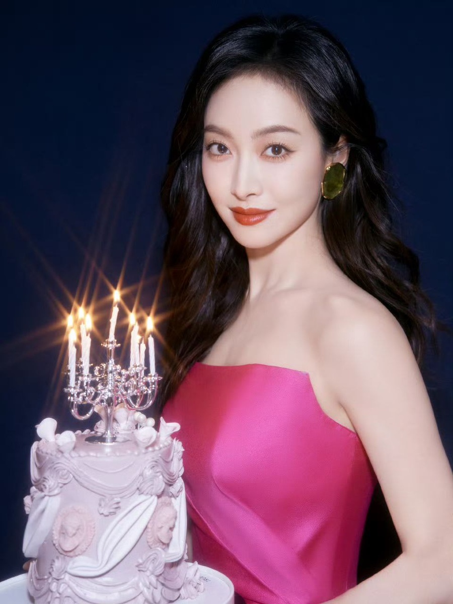 Актриса, певица Виктория Сон