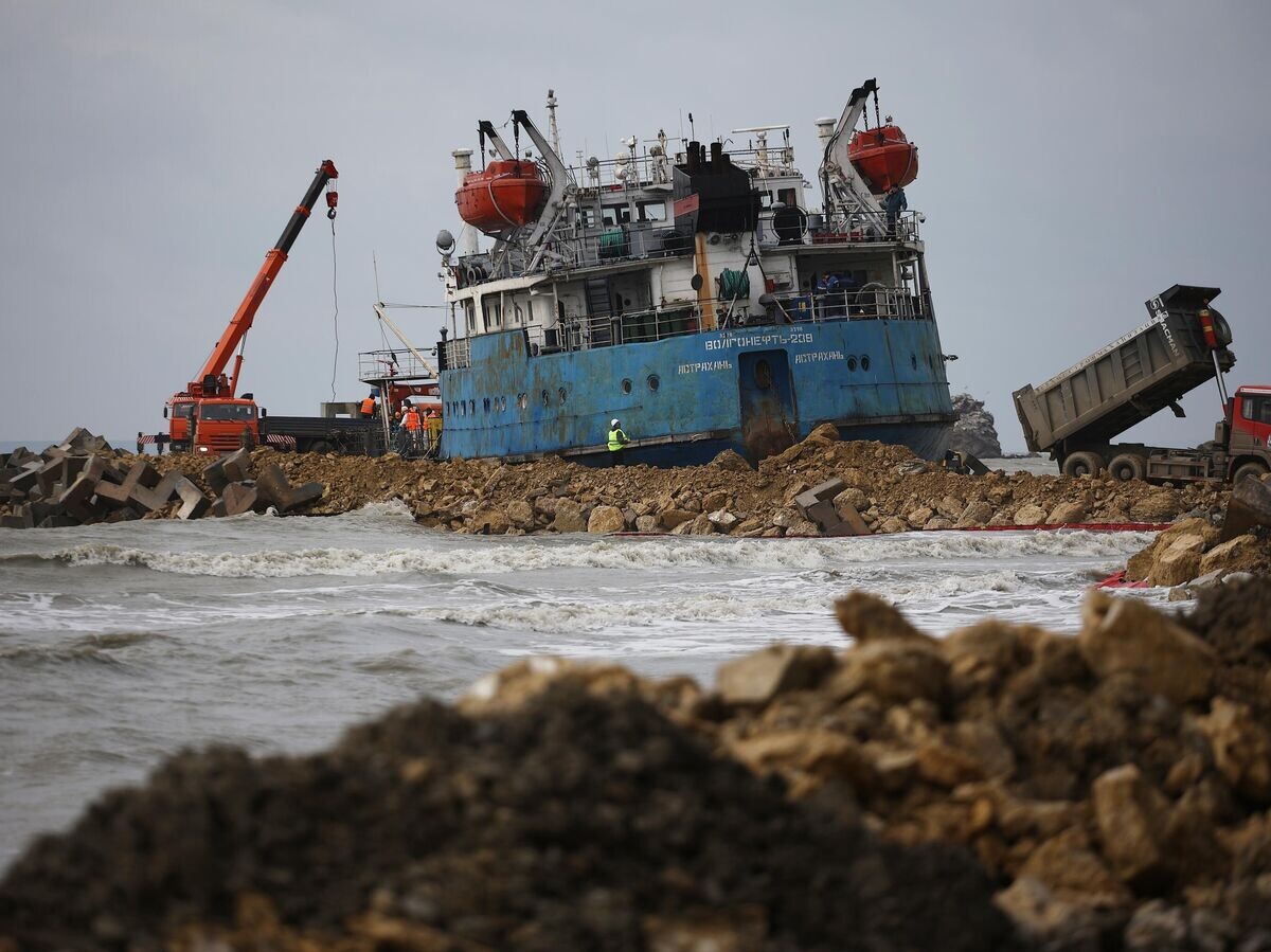    Танкер "Волгонефть-239", стоящий на мели у мыса Панагия© РИА Новости / Виталий Тимкив