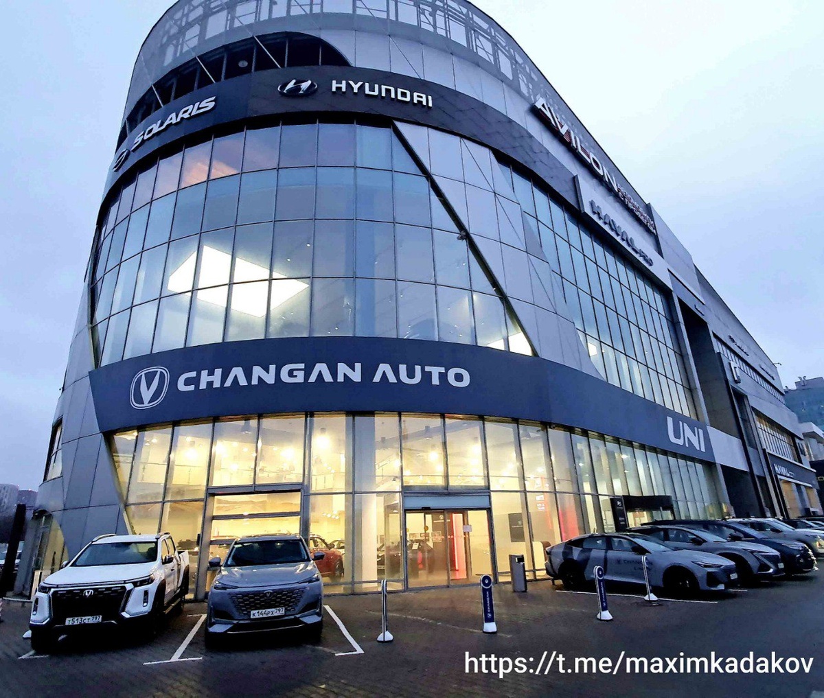 Крупный дилер в Москве сменил вывеску - и автомобили (автомобили - и вывеску!).