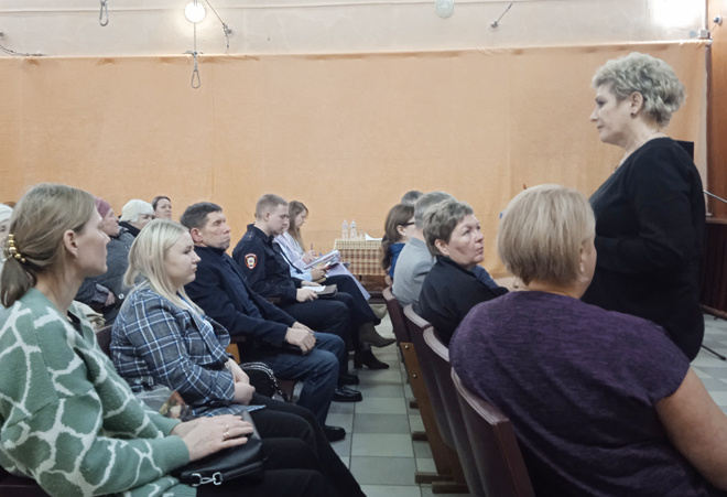 
На вопросы моховлян отвечает начальник Управления жилищной политики Ольга Никищенкова