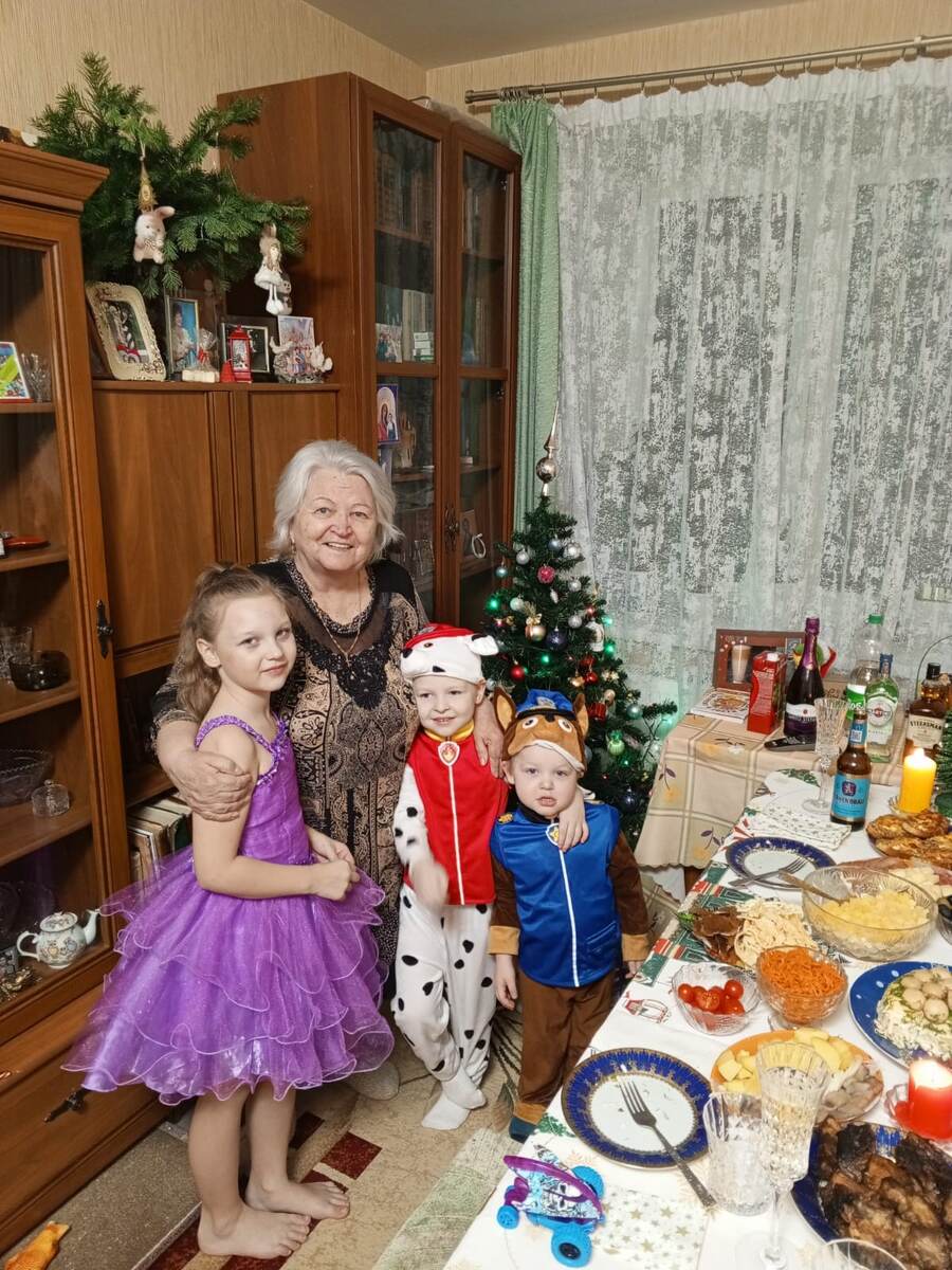 Любимая бабушка с правнуками