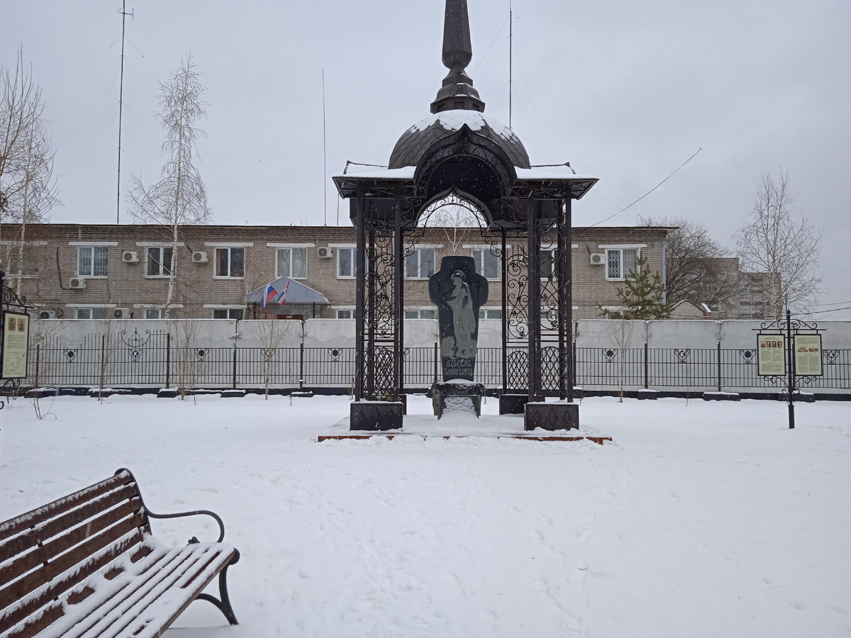 Фото автора. нас встречает часовенка братьев Кемкнских