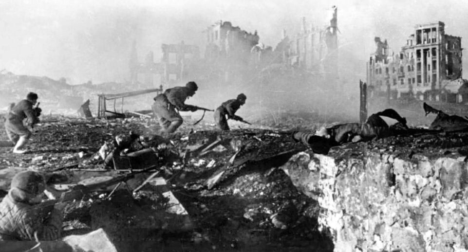    Советские солдаты штурмуют дом в Сталинграде, февраль 1943 года / Википедия