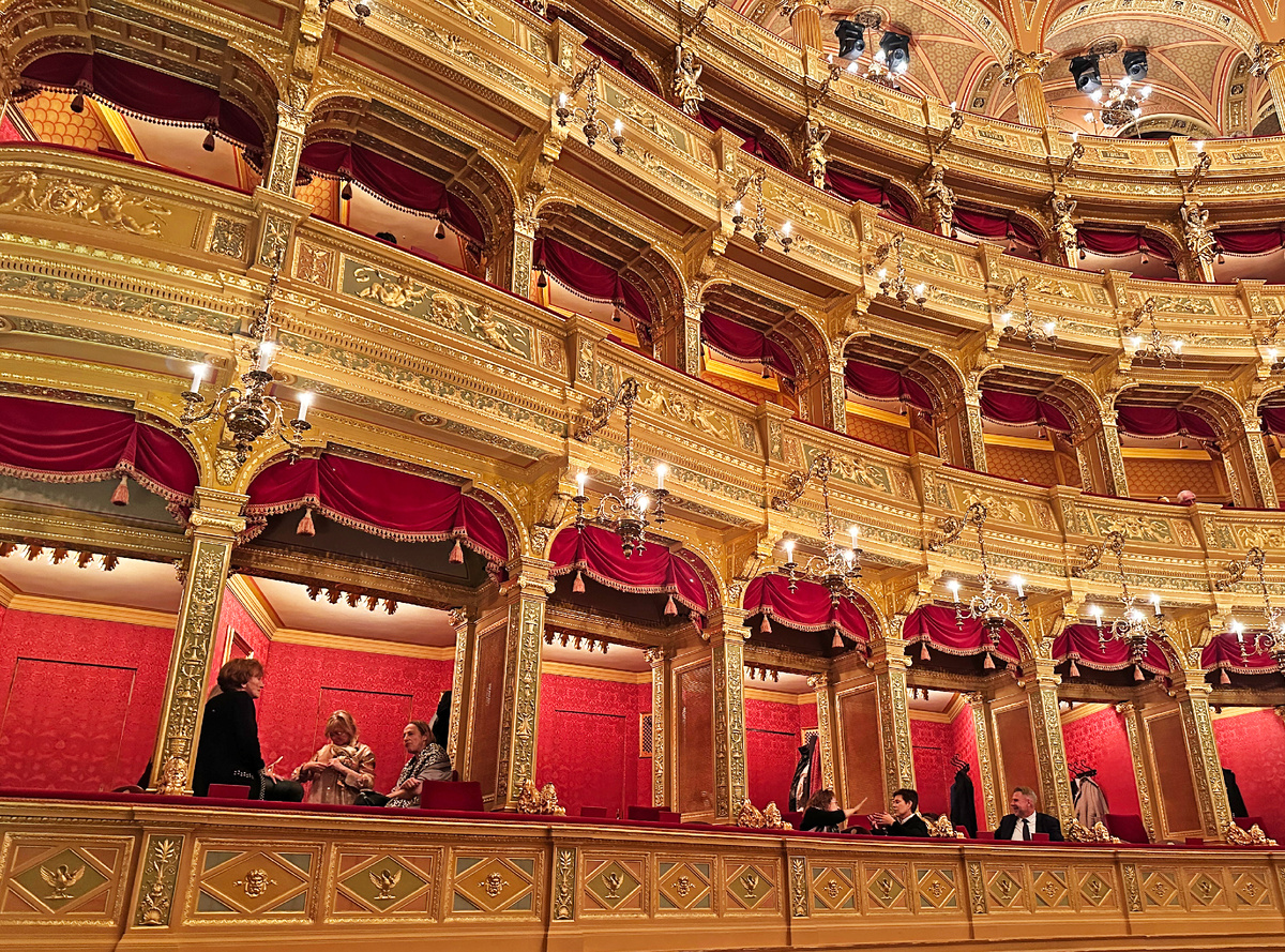 Оперный театр в Будапеште очень красив. Фото автора