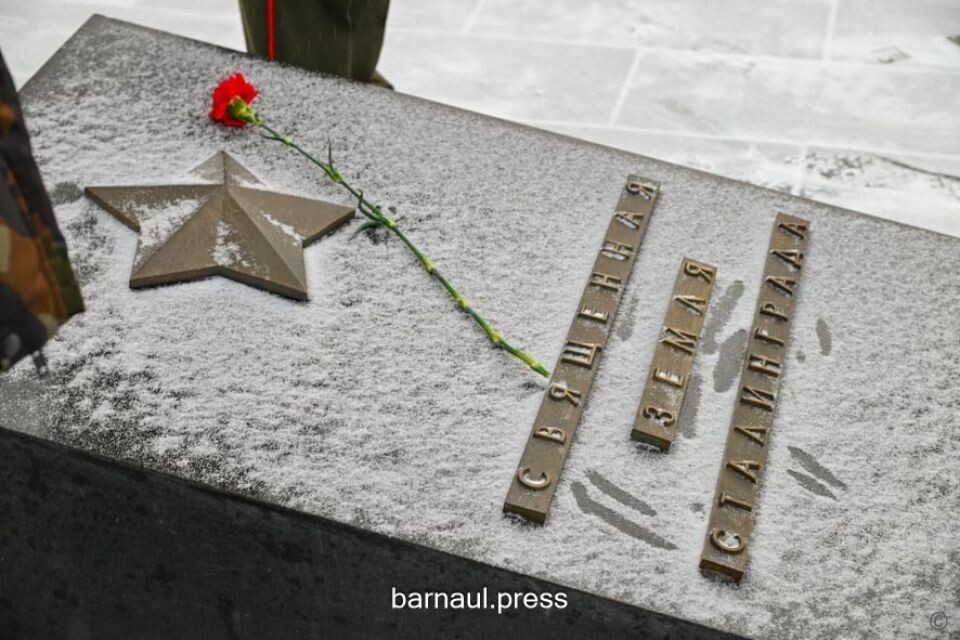    В Барнауле возложили цветы в честь защитников Сталинграда . Источник: barnaul.org