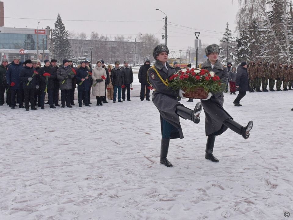    В Барнауле возложили цветы в честь защитников Сталинграда . Источник: barnaul.org