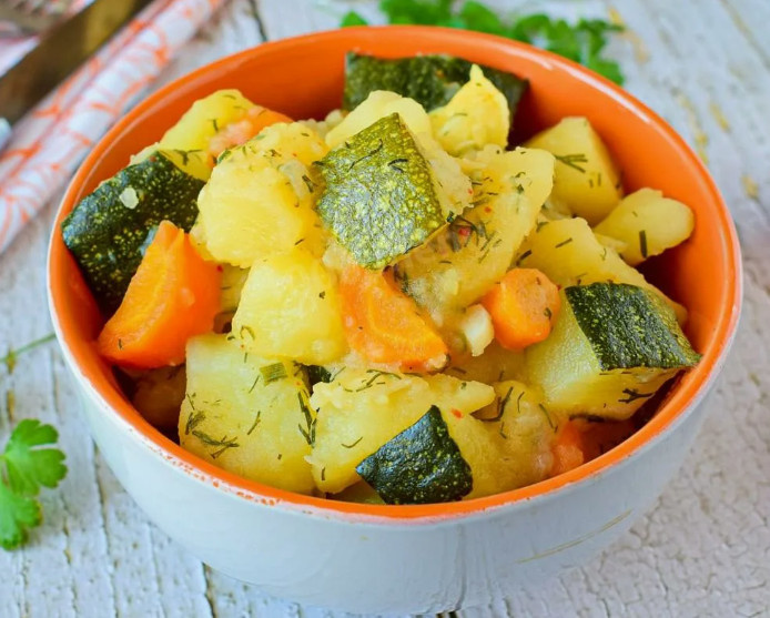 Приготовленная запечённая картошка с овощами в мультиварке