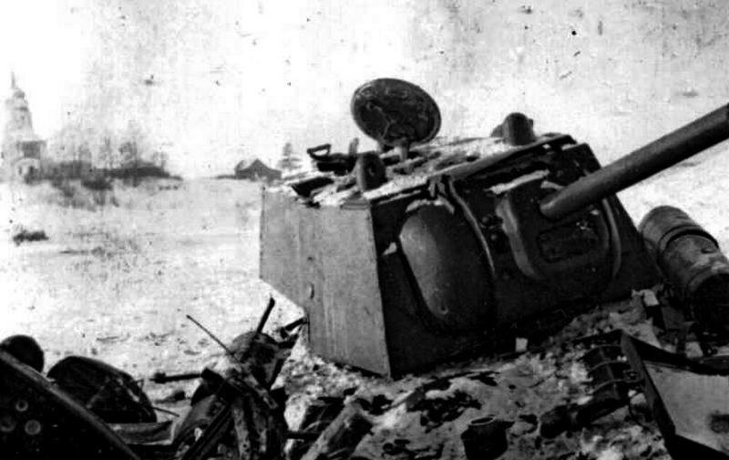 Танк КВ-1 производства ЧКЗ выпуска октября - декабря 1941 года. На заднем плане видна церковь.