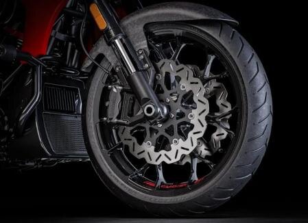 HARLEY-DAVIDSON Многофункциональная регулируемая подвеска Showa, карбоновые крылья, литые алюминиевые диски, волновые тормоза с радарными суппортами Brembo... Все «на высшем уровне».
