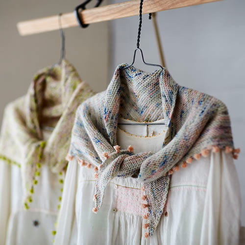 С сайта https://www.loopknitlounge.com/more-tiny-tassels/ 