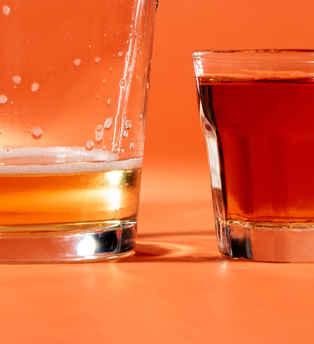 Существует не так много проверенных способов отвести похмелье. Поддержание водного баланса может помочь. Чередование алкогольных напитков с водой также может замедлить скорость употребления алкоголя. К утру весь алкоголь, скорее всего, выйдет из организма, но его токсичные побочные продукты останутся.