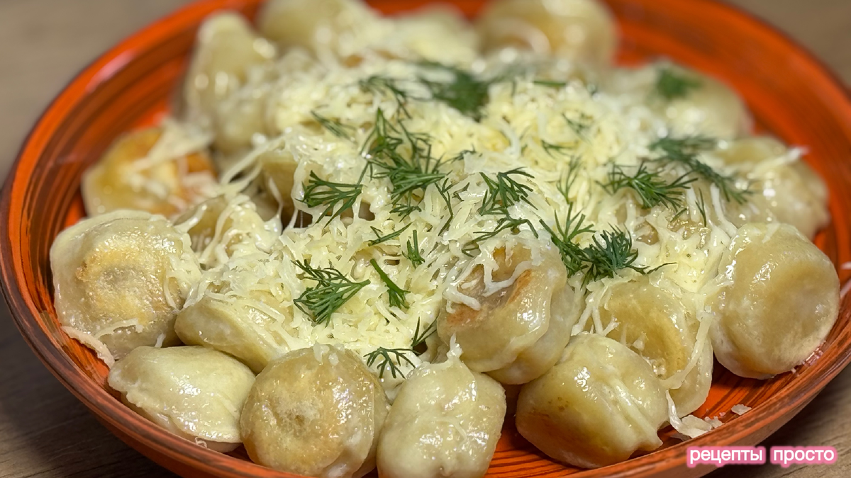 Жареные пельмени на сковороде. 