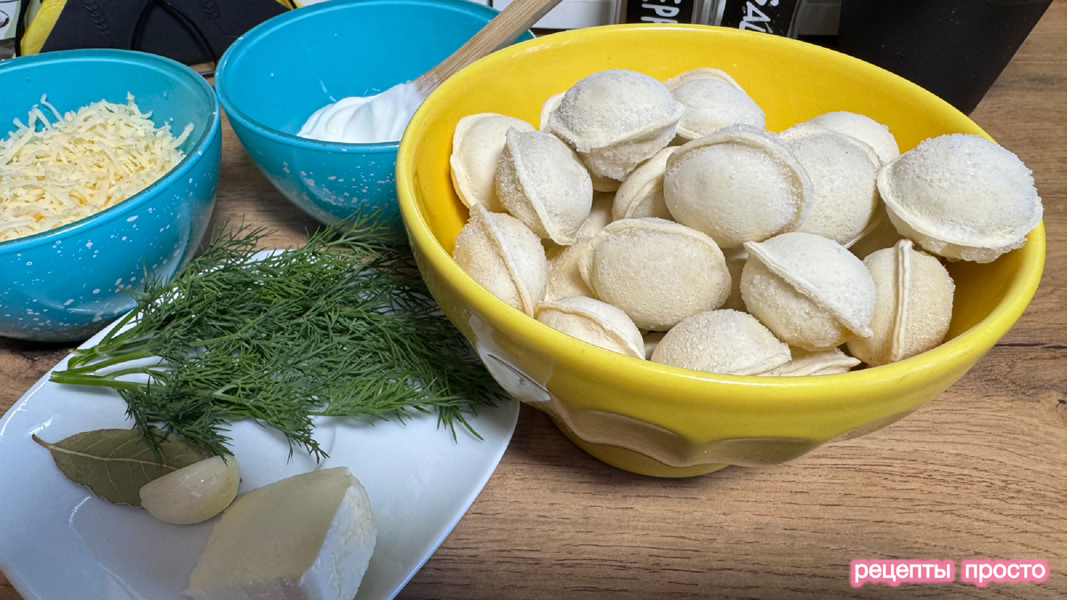 Подготовила ингредиенты для жареных пельменей.