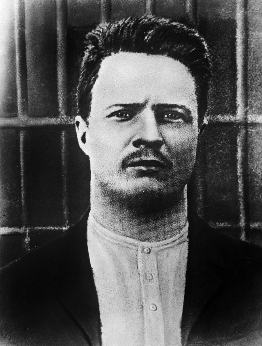    9 января 1905 года Фрунзе участвовал в манифестации на Дворцовой площади — этот день вошёл в историю как Кровавое воскресенье. В последующие годы Фрунзе занимался партийной работой, политическими акциями / РИА Новости