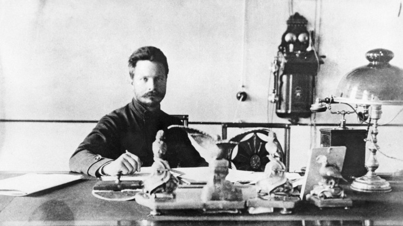     «Глубоко познать законы, управляющие ходом истории, окунуться с головой в действительность… в корне переделать всё — такова цель моей жизни», — писал Михаил Фрунзе брату РИА Новости