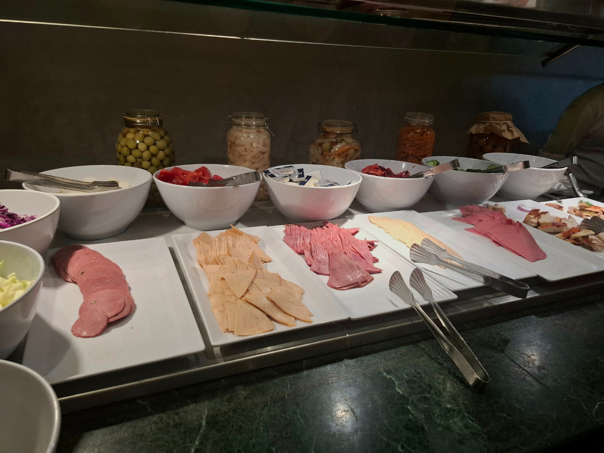 Шведский стол в Египте. Нарезка на завтрак