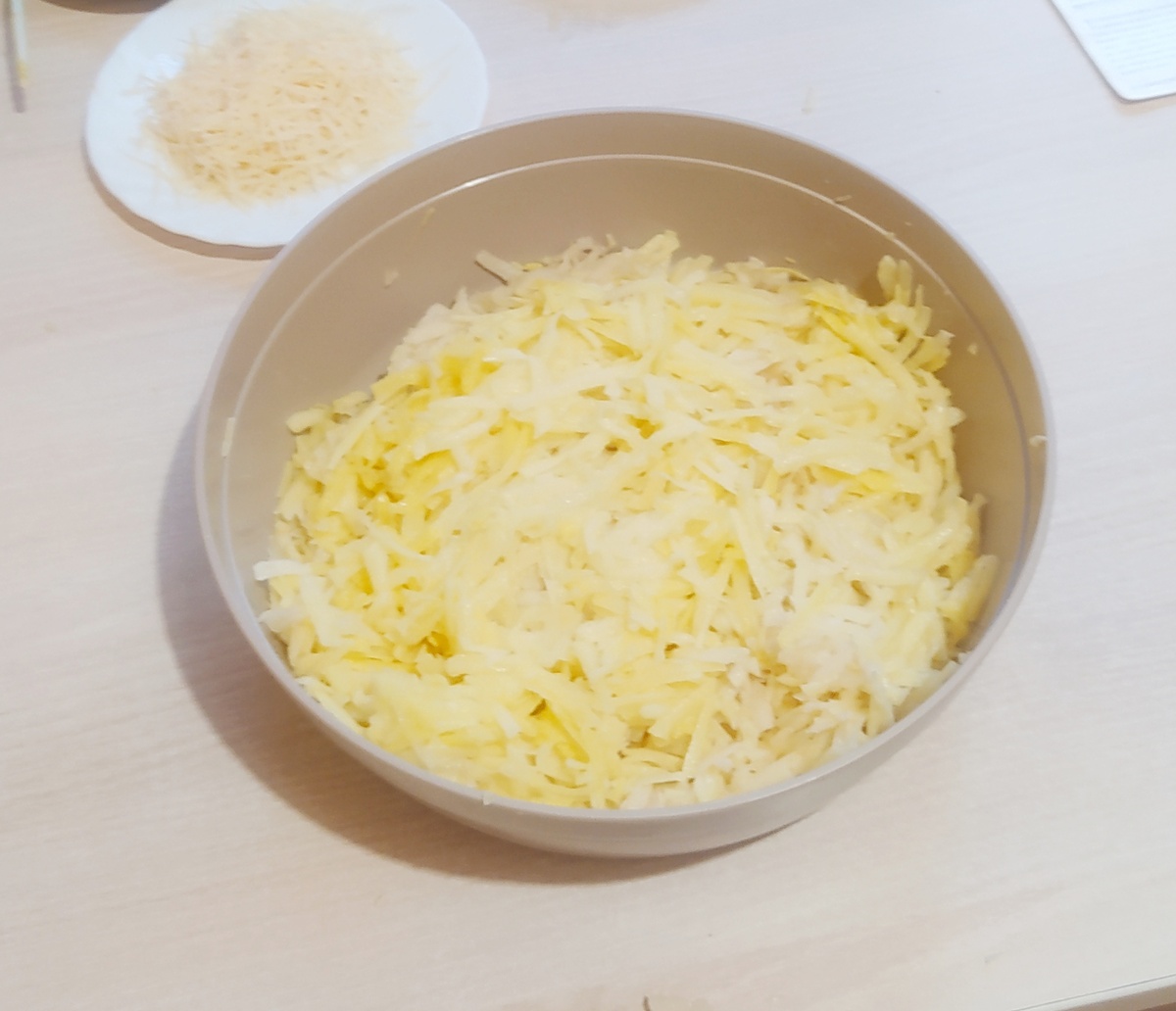 Натëртый картофель на крупной тëрке