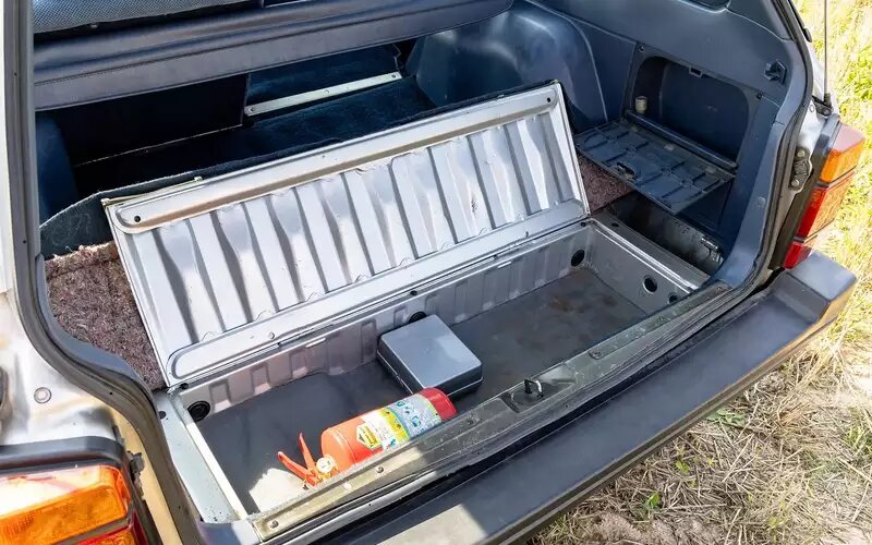    В багажнике Subaru Leon есть множество удобных закрывающихся ниш.