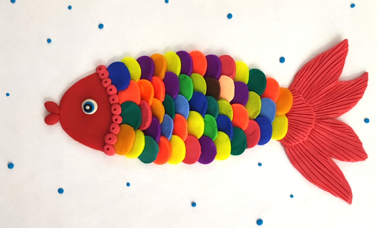 Готовый вариант аппликации из пластилина на картоне Разноцветная рыбка на канале Лепим с Таней.