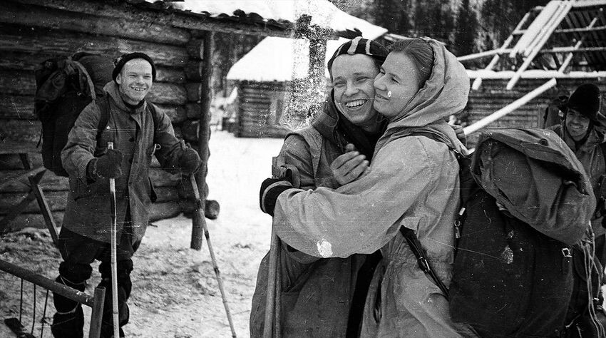 Туристы много фотографировались на пути к своей цели. Фото из материалов дела