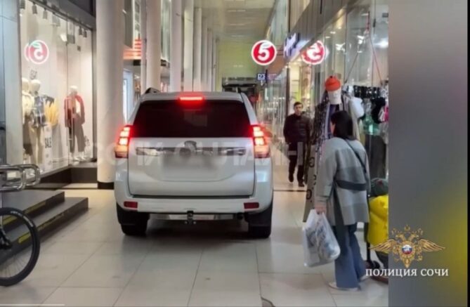   Внедорожник в торговой галерее / полиция Сочи
