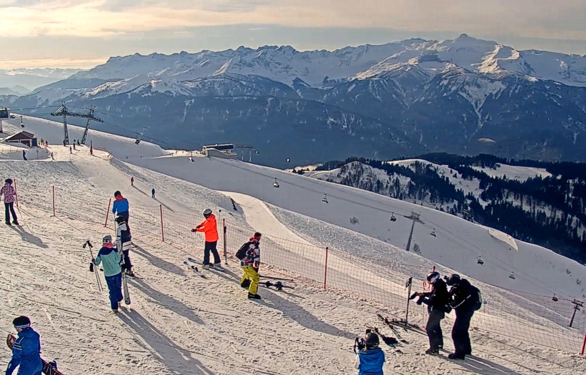 Красная Поляна это 100 километров трасс, которые подходят для катания на лыжах и сноуборде