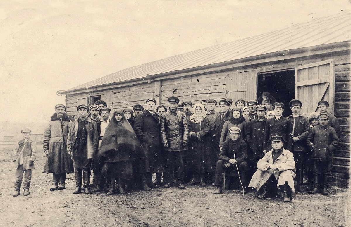 Андрей Платонов (в центре) на открытии первой электростанции в селе Рогачевка, которая построена под его руководством. Источник  Государственный литературный музей. 