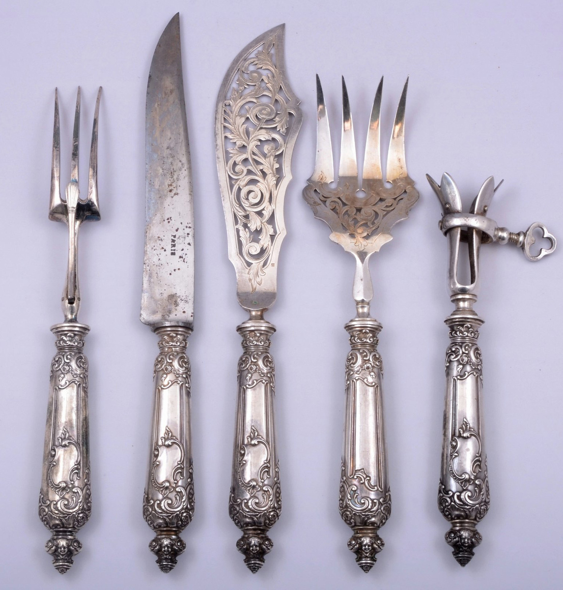 Комплект из 5 столовых приборов, серебро. Франция. Фото аукциона Vitber Art & Antiques.