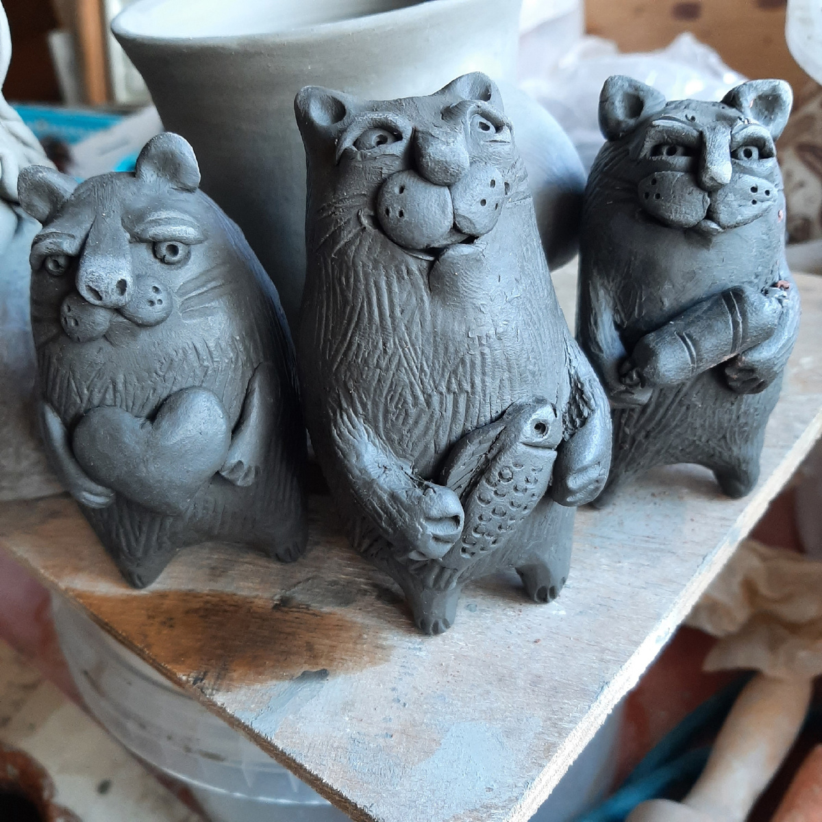 Подсыхающие изделия. В них еще много влаги. Предстоит сушка.