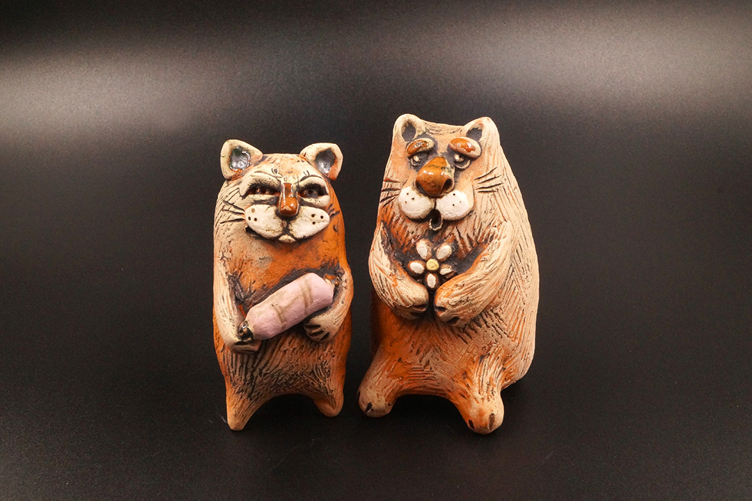 Здесь использовались ангоб, глазурь, оксид.